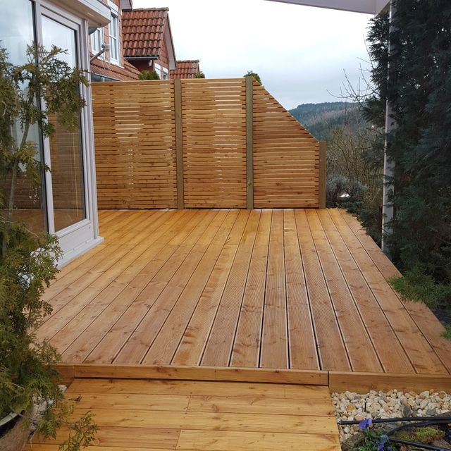 Hufnagel Günther – Sehen Sie hier einige unserer Referenzen.  Diese Bilder vermitteln auch die handwerkliche Qualität unseres Unternehmens. Sie zeigen präzise verlegte Pflastersteine, kunstvoll geschnittene Hecken, perfekt geformte Teiche und sorgfältig platzierte Gartenmöbel. Die Referenzbilder sind nicht nur eine Demonstration von Schönheit, sondern auch von Fachkenntnis und Erfahrung.
