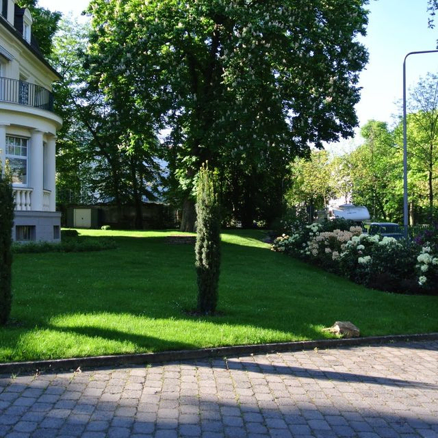 Hufnagel Günther – Sehen Sie hier einige unserer Referenzen.  Diese Bilder vermitteln auch die handwerkliche Qualität unseres Unternehmens. Sie zeigen präzise verlegte Pflastersteine, kunstvoll geschnittene Hecken, perfekt geformte Teiche und sorgfältig platzierte Gartenmöbel. Die Referenzbilder sind nicht nur eine Demonstration von Schönheit, sondern auch von Fachkenntnis und Erfahrung.